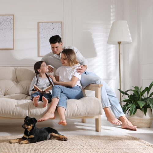 Szczęśliwa rodzina na kanapie w ciepłym domu